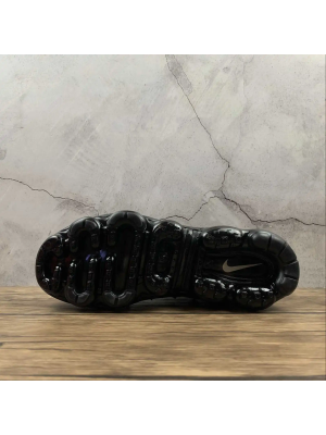VAPORMAX-PLUS-Black-2.webp